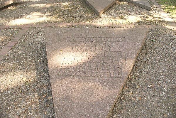 Grabstein mit Inschrift fr die 128 Toten